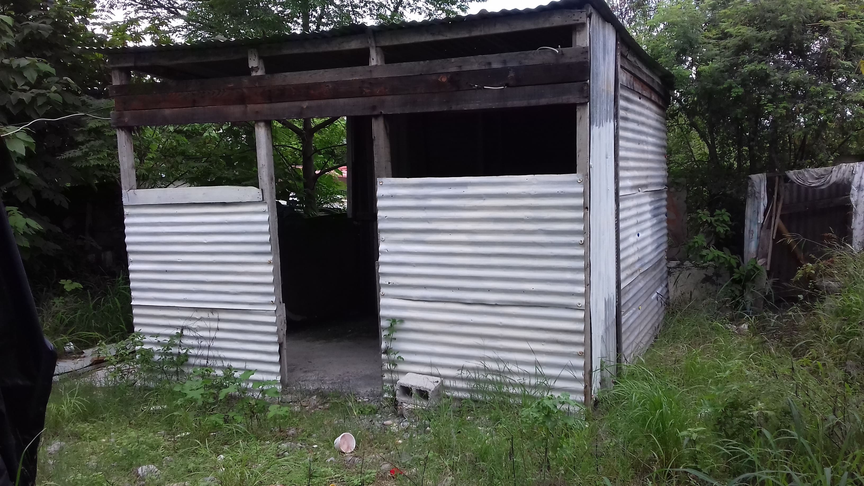 Precarious facade in settlement